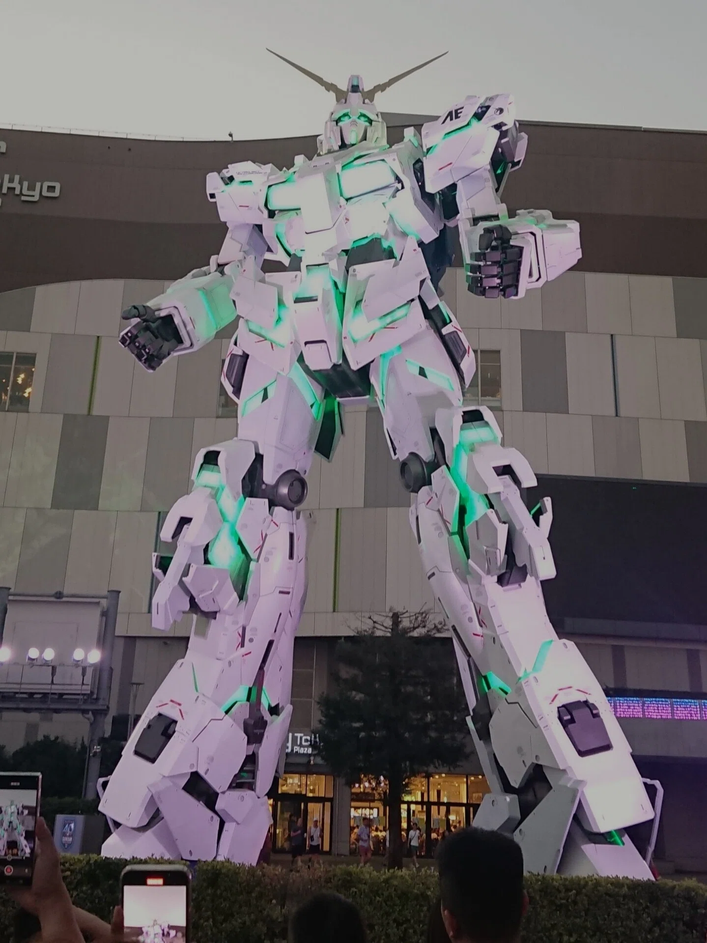 実物大ユニコーンガンダム立像 THE LIFE-SIZED UNICORN GUNDAM STATUE