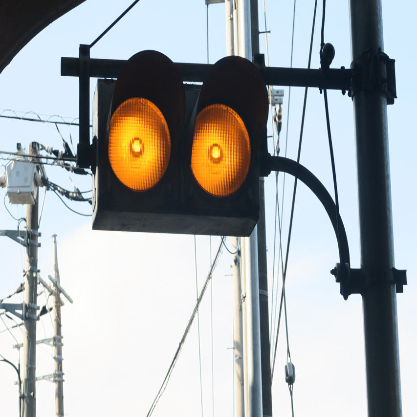 神奈川県秦野市の角形黄黄予告信号｜藤倉