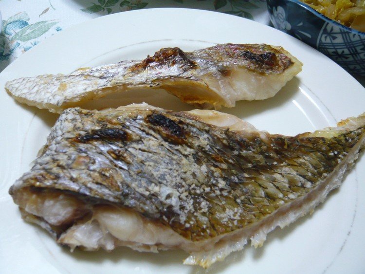今日の晩御飯は鯛の塩焼き！！最近ハマってます(^o^)