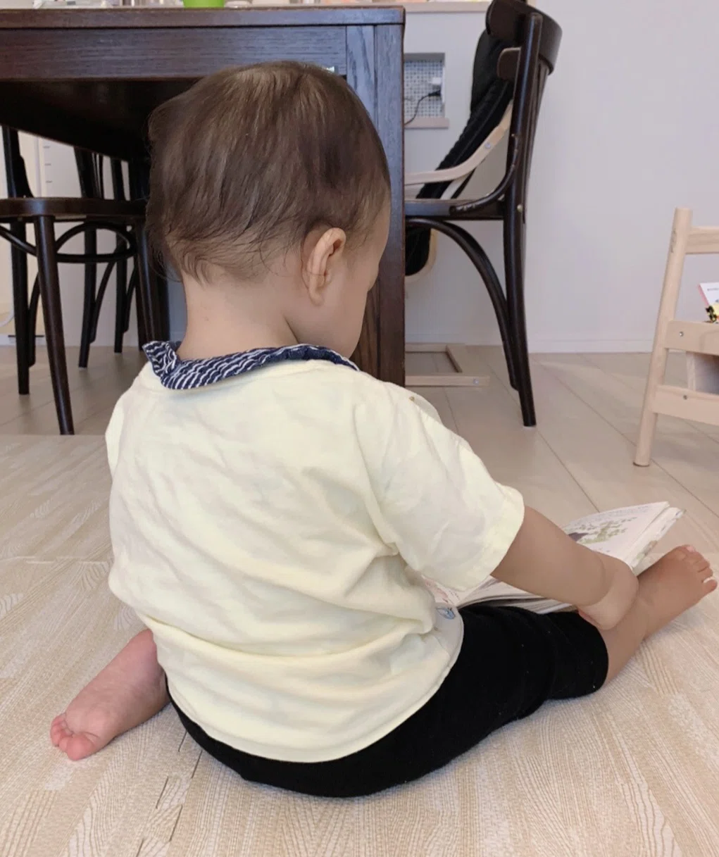 本を読む赤ちゃんの画像