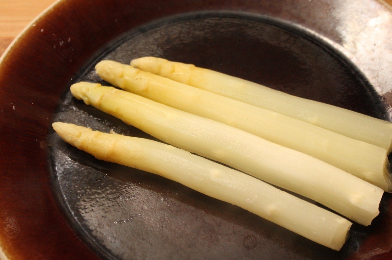 ホワイトアスパラガスの塩昆布和えの作り方 樋口直哉 Travelingfoodlab Note