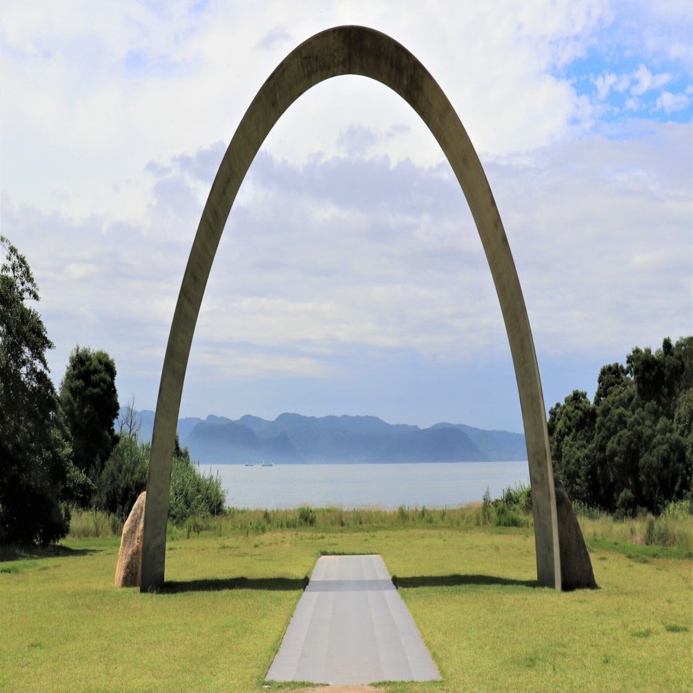 直島【写真】李禹煥(Lee Ufan) 柱の広場(無限門)｜Abbey -旅するように