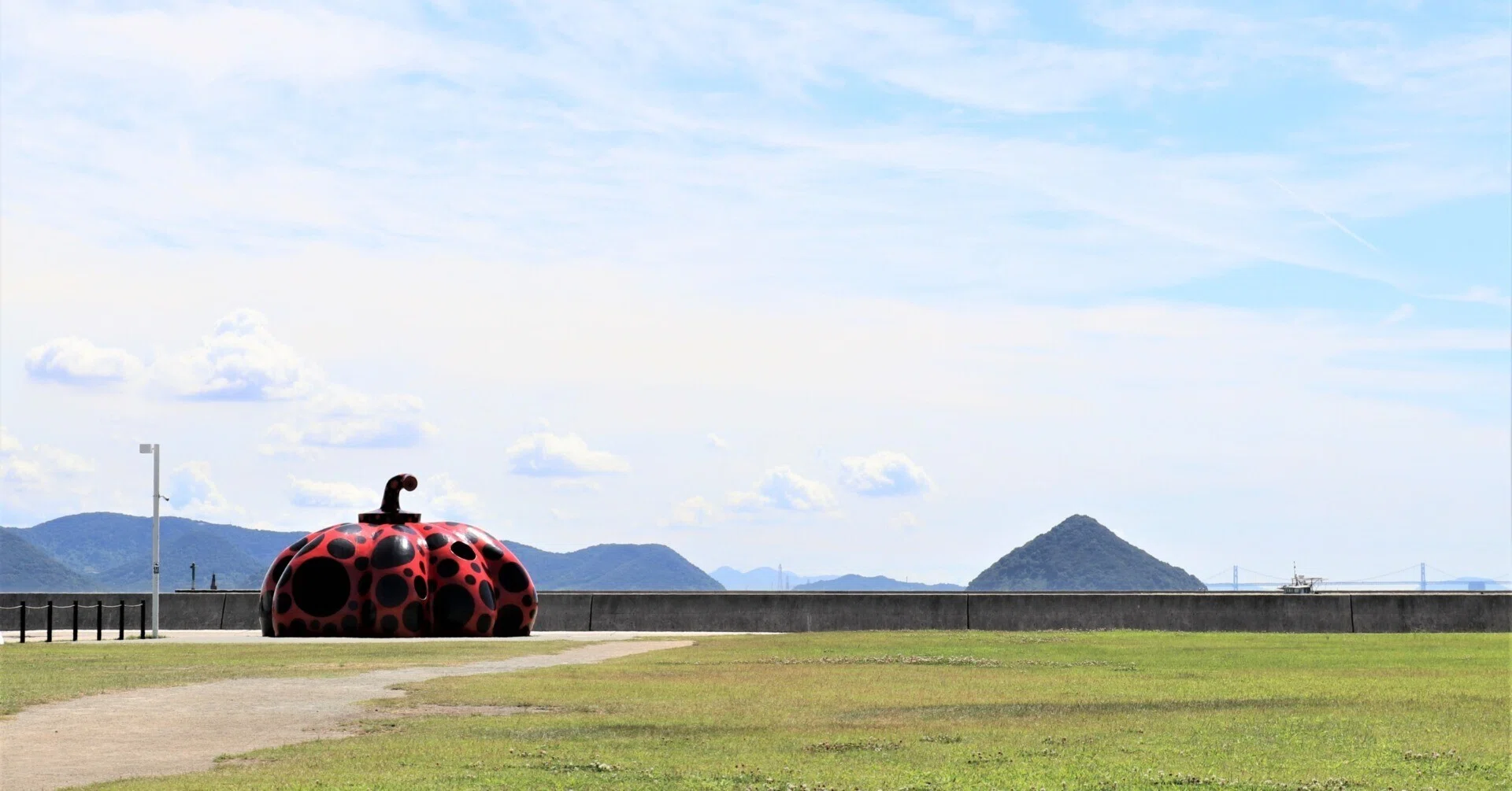 直島【写真】-草間彌生[赤かぼちゃ],夏空｜Abbey -旅するように暮らす
