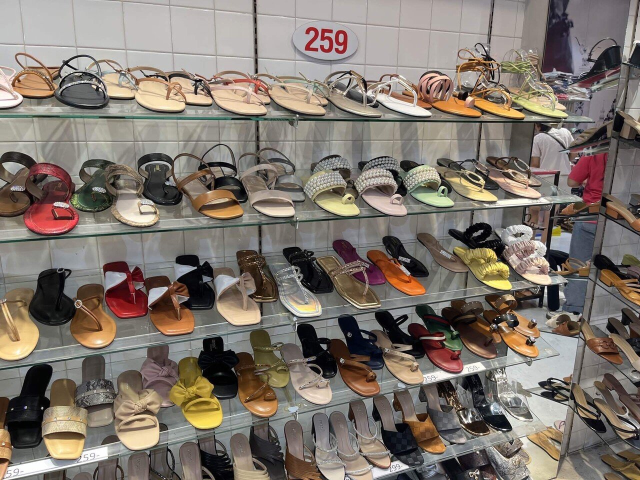バンコク】タイの安くて可愛いサンダル屋さんSensini Shoes｜Bua