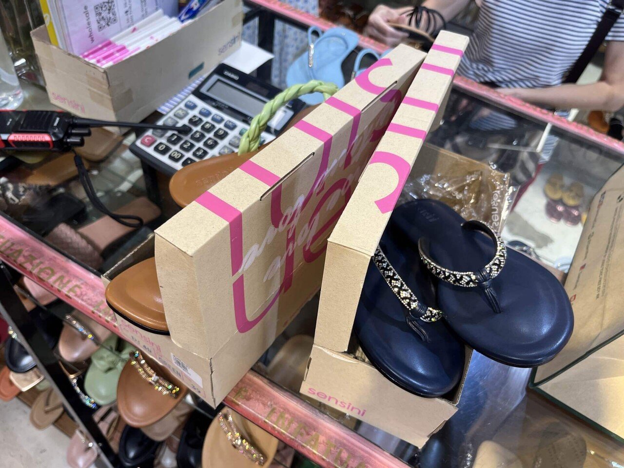 バンコク】タイの安くて可愛いサンダル屋さんSensini Shoes｜Bua