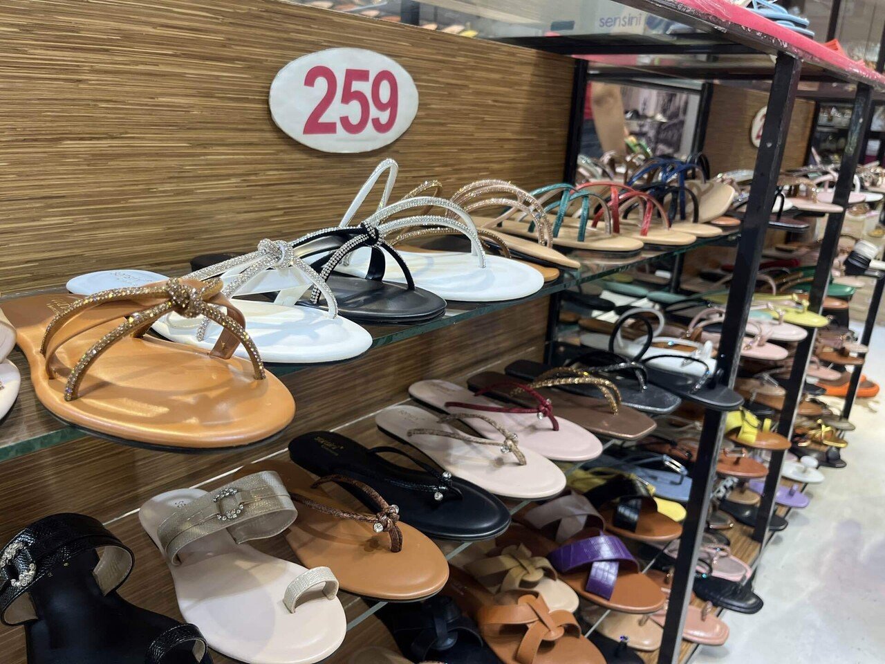 バンコク】タイの安くて可愛いサンダル屋さんSensini Shoes｜Bua in Thailand