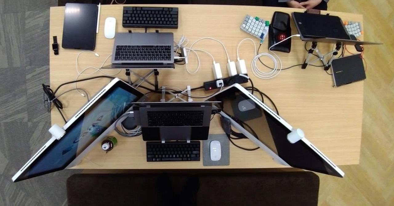 フリーアドレスでも外部ディスプレイ 2 台！｜Naoki Hanzawa