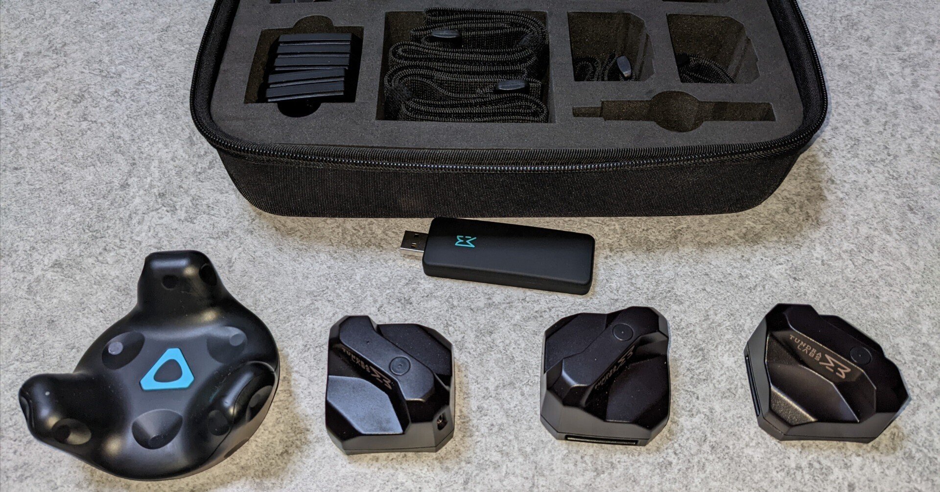 TundraTracker トラッカー3個+SW3ドングルセット 美品Vive Tundra TundraTracker トラッカー3個+SW3ドングルセット 美品Vive Tundra