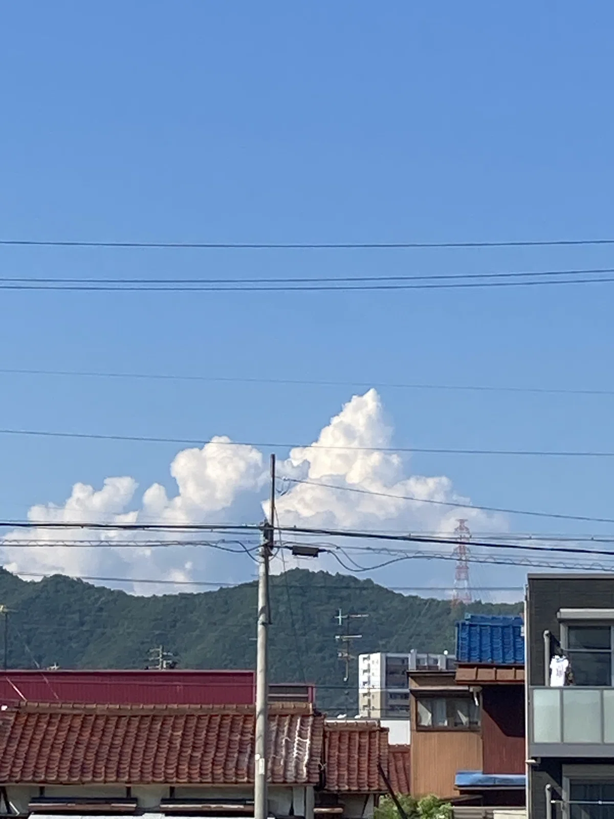 「入道雲」 役場の屋上から見えた雲がまるで空にそびえる入道雲の大城でした