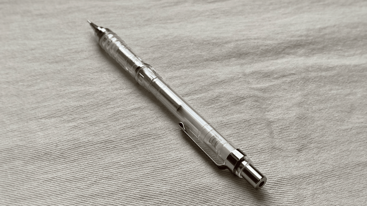 使い切ってる＋シャー芯で黒くなった無印のボールペン 使い切ってる＋