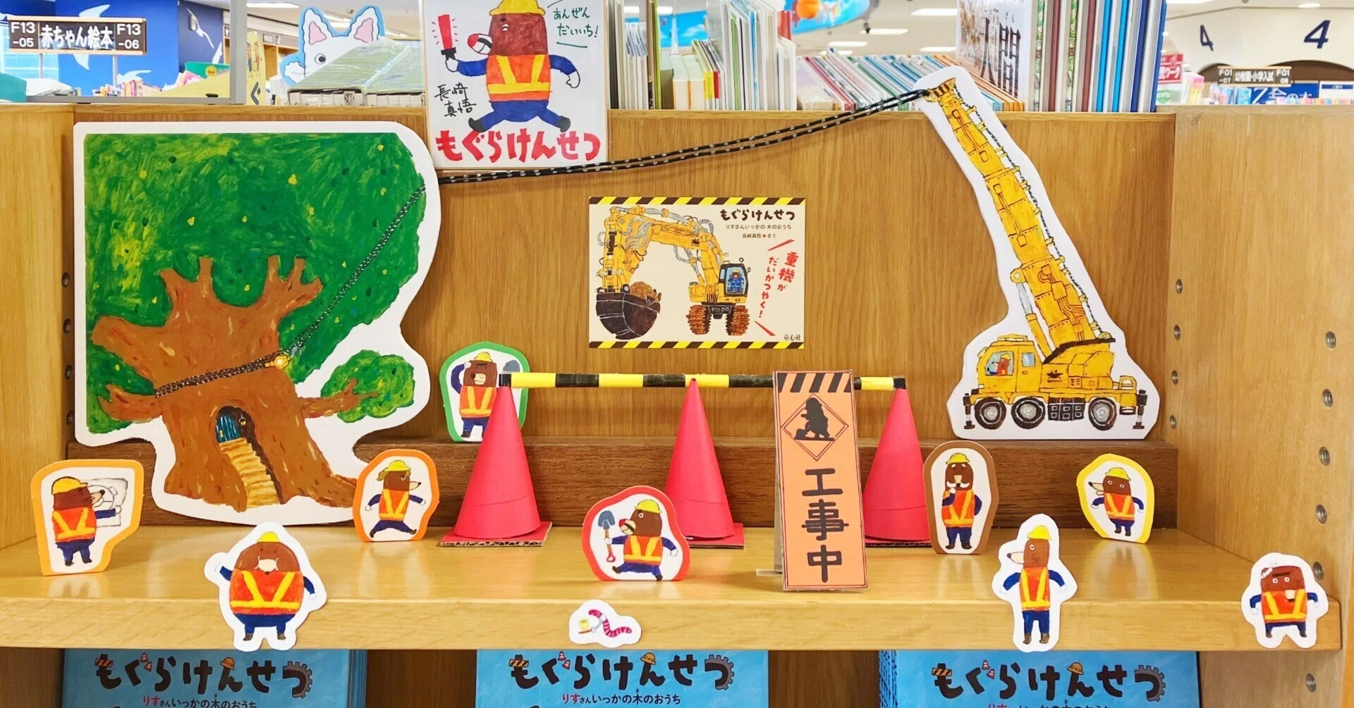 暑さに負けずおしごと中！ 全国の書店に「もぐらけんせつ」が出現し