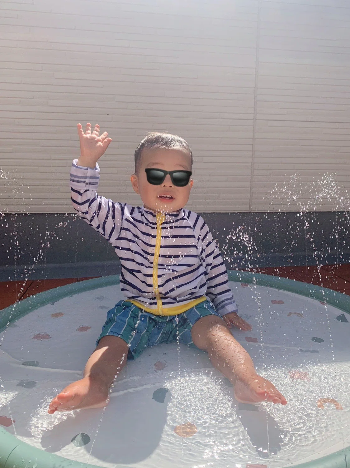 赤ちゃんが水遊びする画像