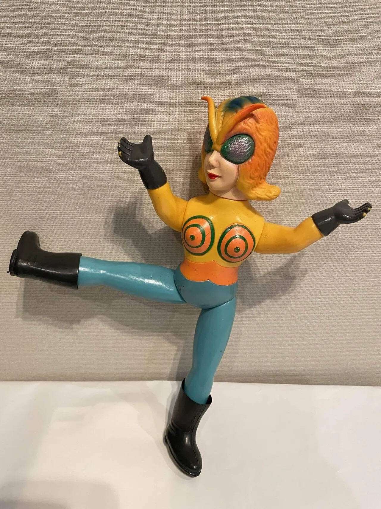 イジリー岡田の【ソフビひとり語り】 仮面ライダー怪人編 蜂女（はち
