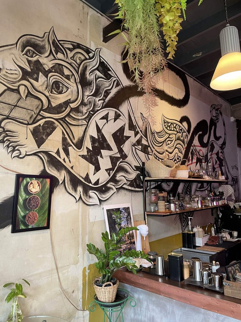 タイ・バンコクのトラチョックの壁にはチョコレートバーを咥えた虎の絵が描かれています。とてもおしゃれな店内です。