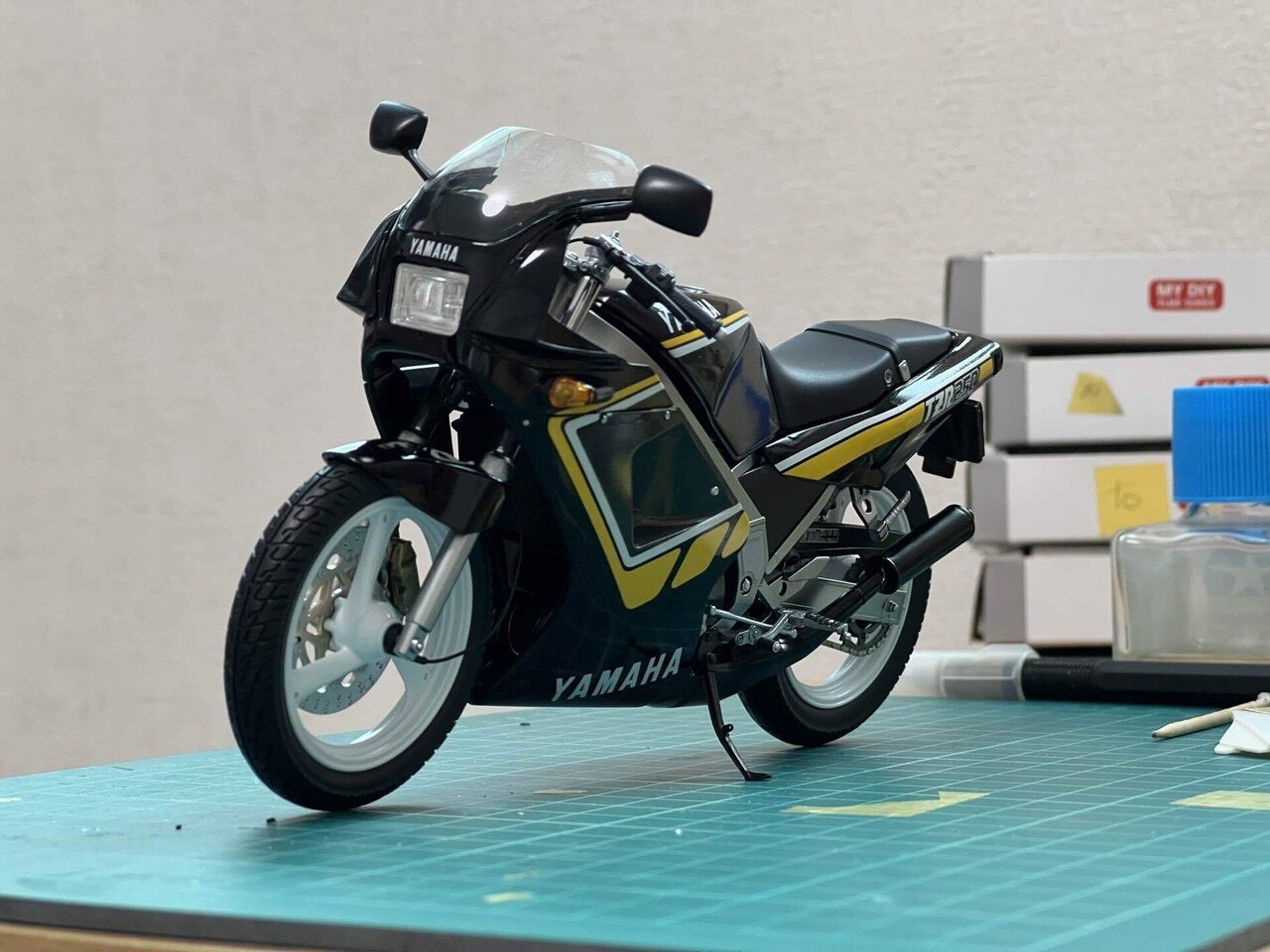 ハセガワ 1/12TZR250(3MA)完成品 ハセガワ (再生産)1/ 12 ヤマハ TZR250(1KT)(BK11)プラモデル
