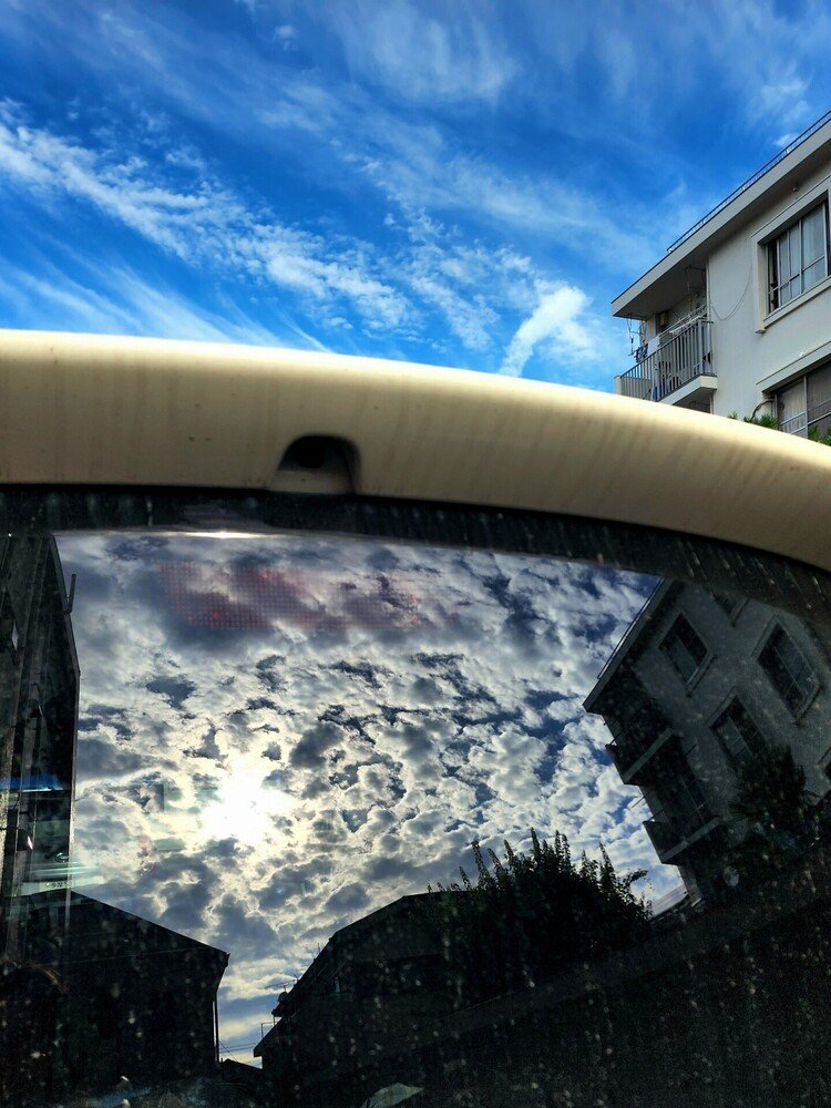 おはよーございます。

或る車のガラスに映るひび割れ氷みたいな東の雲から覗く太陽と、
爽やかに流れる西の空の雲と、
雨で洗われてスッキリした地上からソレを見上げてるワタシと。

なにやら楽しいことが始まるようで。
うん。


#sky #summer #love #moritaMiW #空  #夏 #佳い一日の始まり 