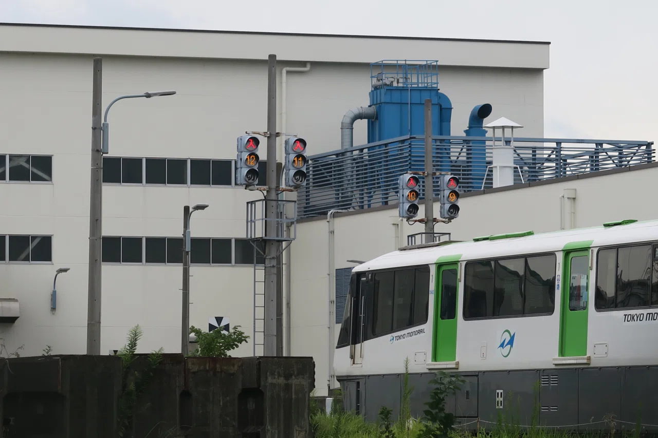 東京都大田区昭和島駅の英字灯器と青赤×信号機｜藤倉