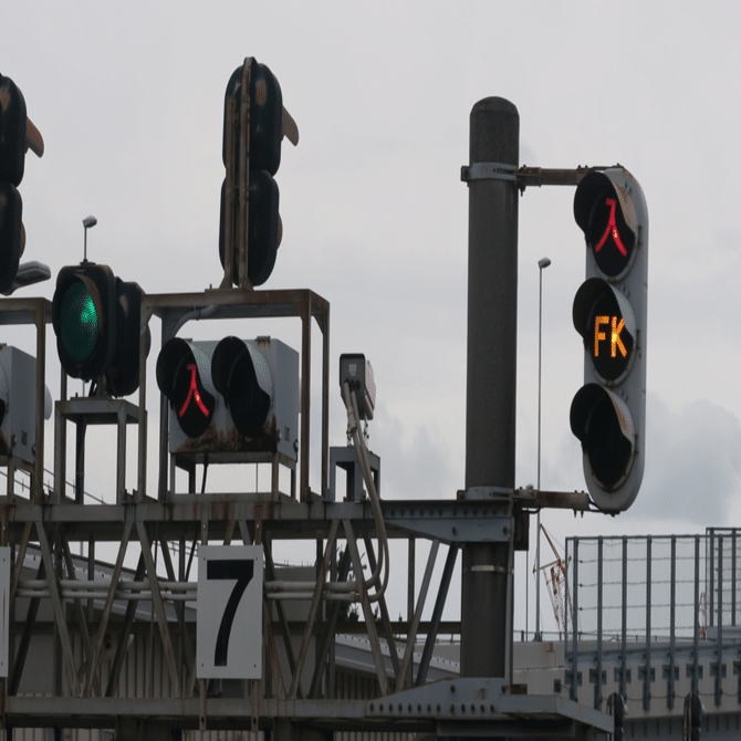 東京都大田区昭和島駅の英字灯器と青赤×信号機｜藤倉