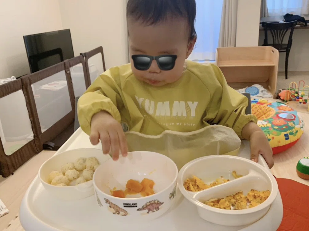 赤ちゃんがご飯を食べている画像