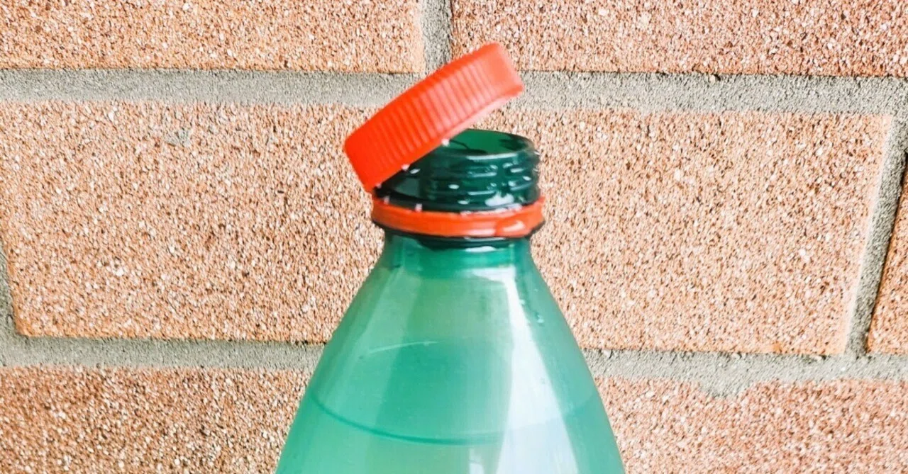 ペットボトルのフタ ヨーロッパのペットボトルとキャップは一生添い遂げる運命』｜e-ponte.jp