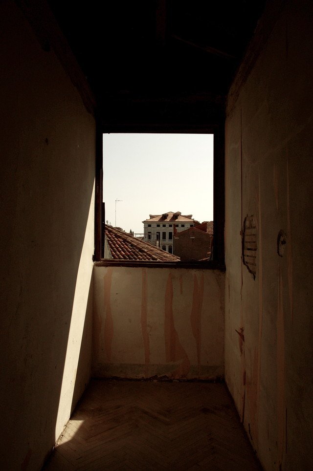窓で切り取られるヴェネツィアの風景。