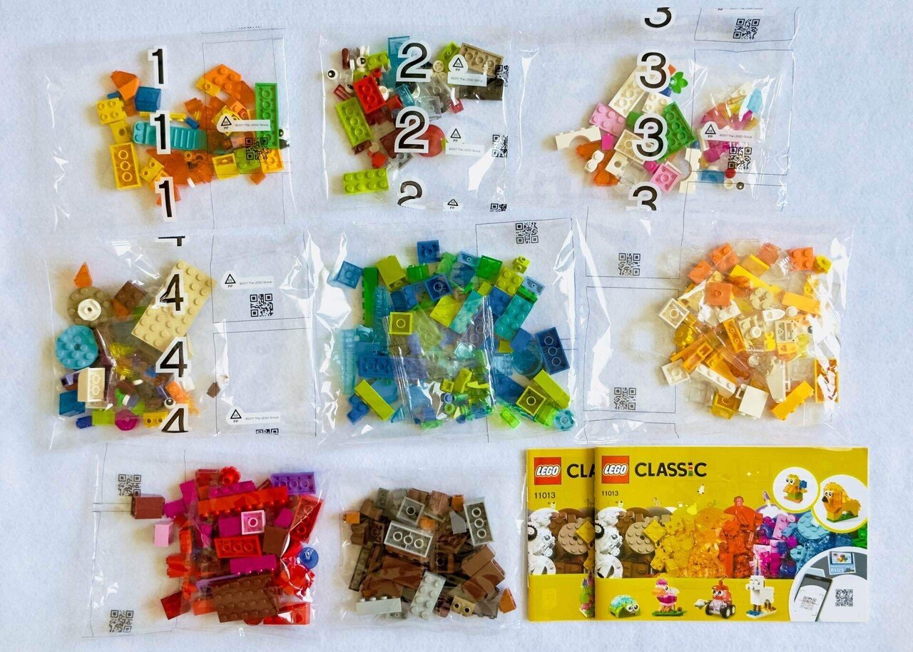 いろいろな形、カラフルな透明のブロックが入ったレゴセット! 〜レゴ