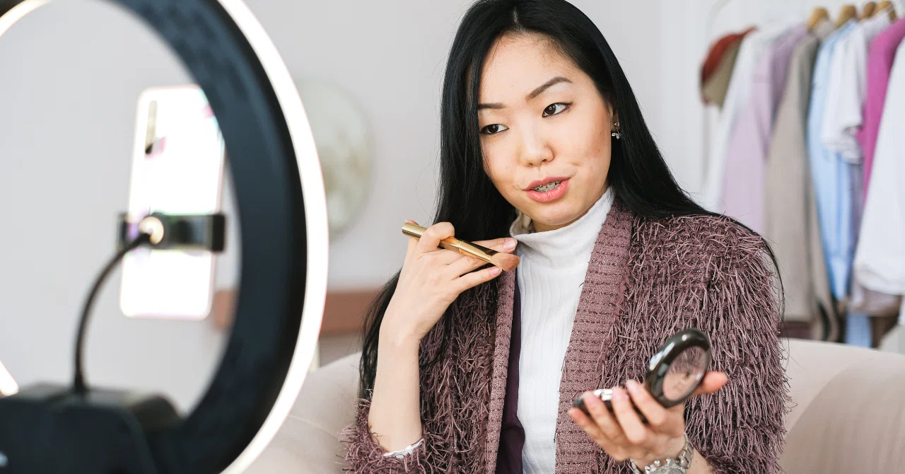 The Background Behind Chinese TikTokers Focusing on Live Commerce 