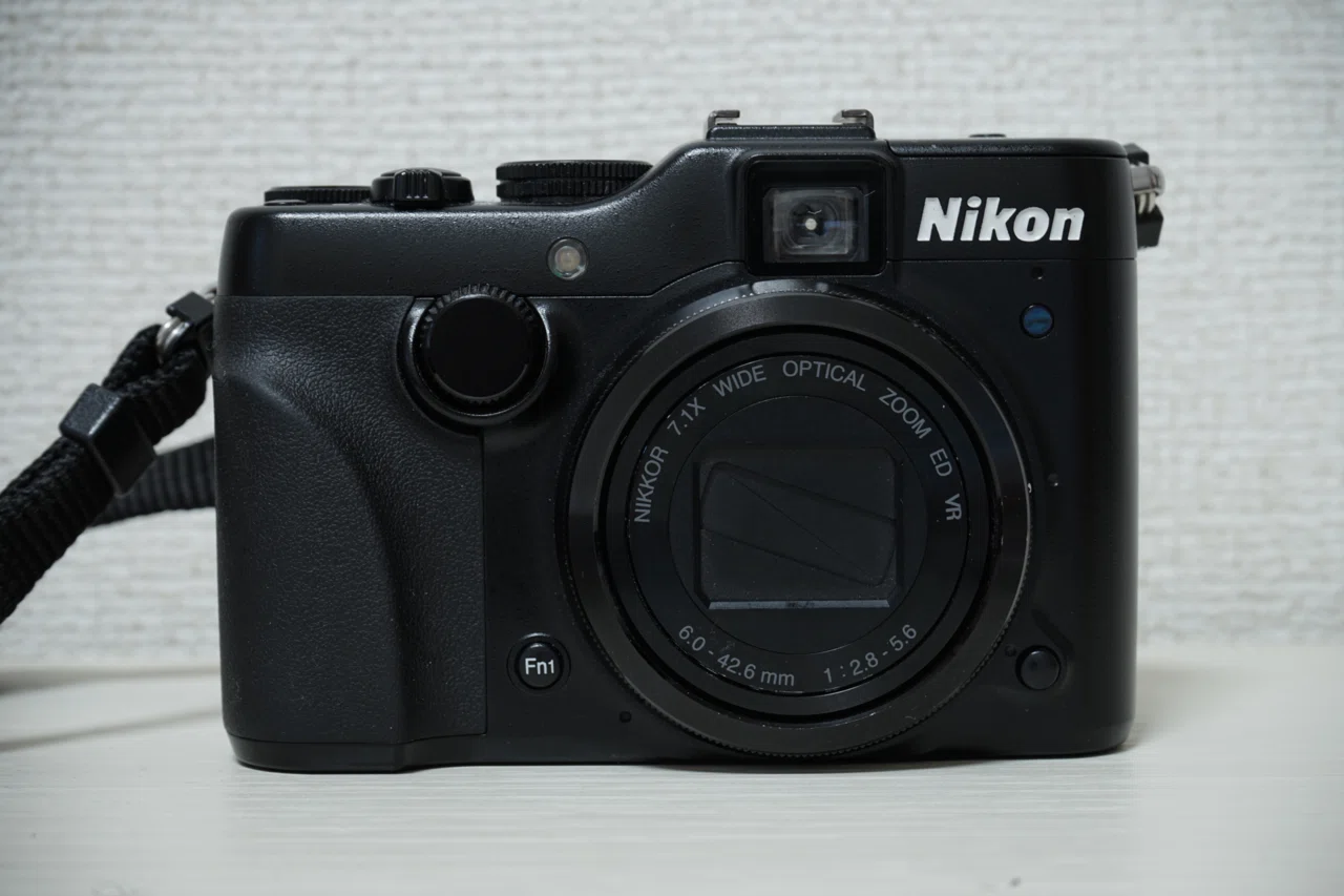 ニコン最後のCCDコンデジ COOLPIX P7100|びろーど ニコン最後のCCDコンデジ COOLPIX P7100|びろーど