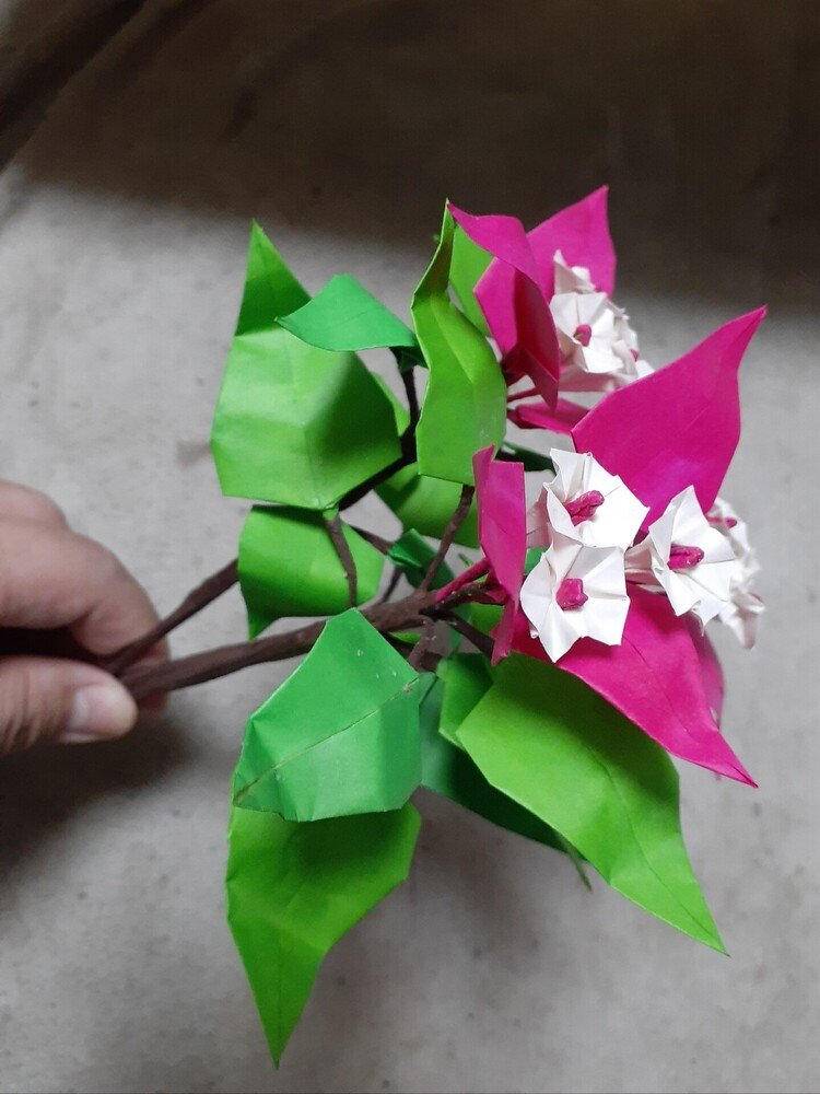 複合作品。花苞と葉は同じ折り方、花は五角形の紙からシンプルに。他にフローラルテープとフローラルワイヤー使用。