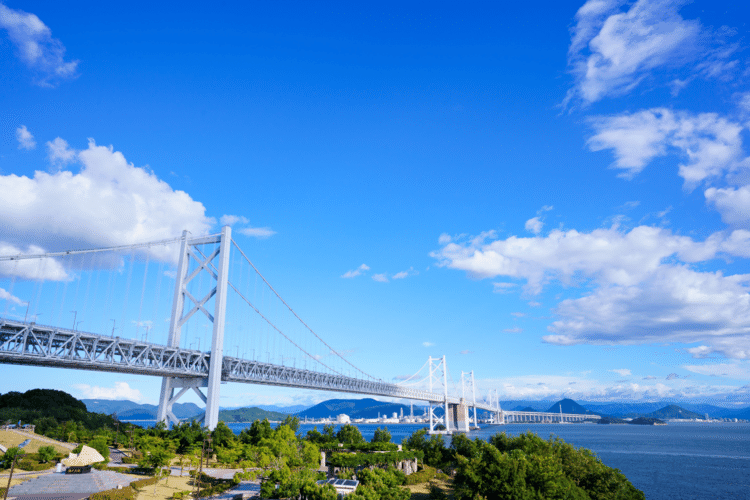 与島サービスエリアから見た瀬戸大橋。夏の青い空に映える。いつ見ても、これを作った人はすごいなぁと感心する。2023.08.06撮影