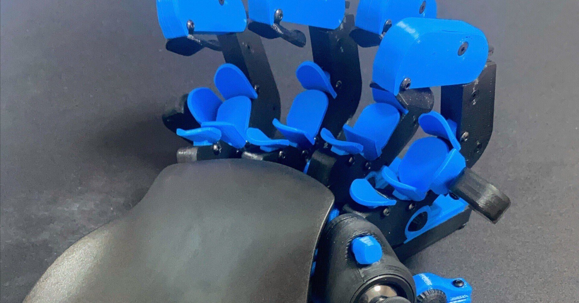 デバイスと手がお互い歩み寄り、親和性の喜びを味わえる左手デバイス デバイスと手がお互い歩み寄り、親和性の喜びを味わえる左手デバイス