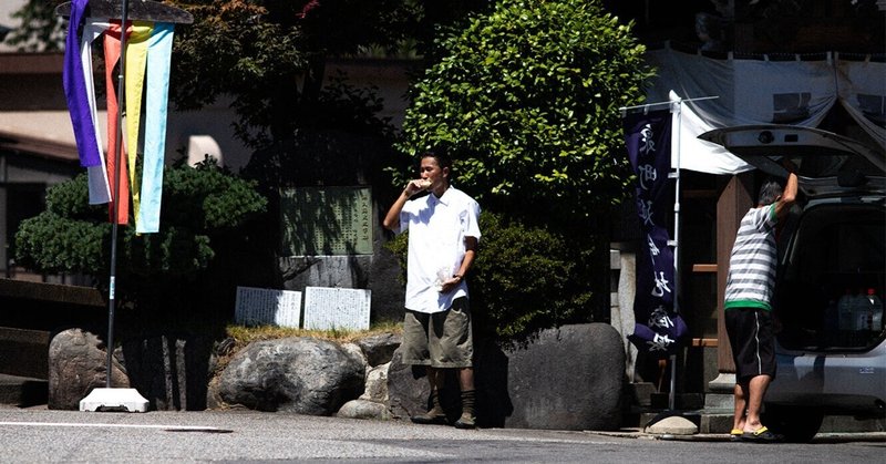 山川いもやのモナカアイスと延命地蔵尊と白のワークシャツとオリーブカラーのVANS。