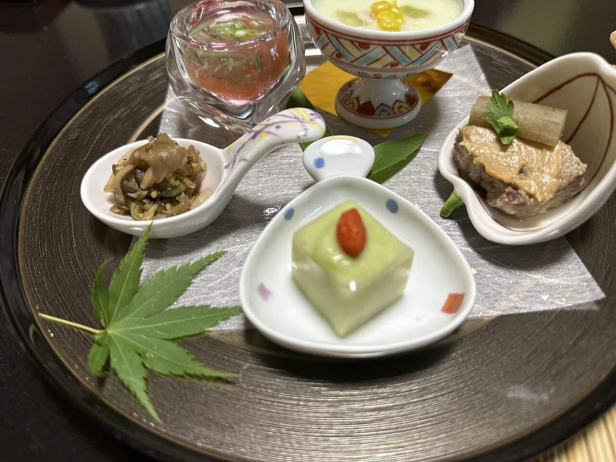 箱根の旅館の晩飯｜鷲ヲとも
