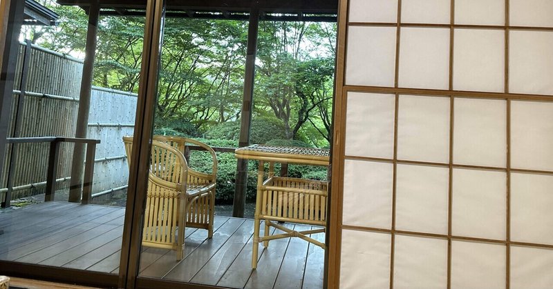 箱根の旅館の晩のシーメー
