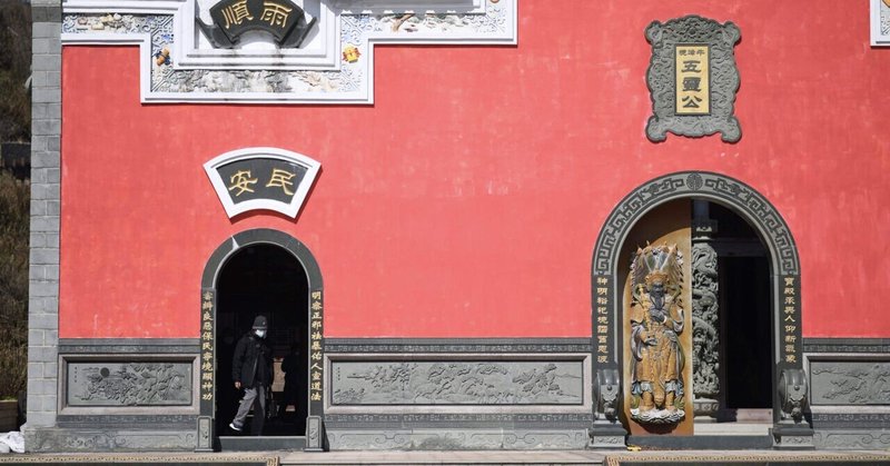 【台湾カメラ散歩】のっぺり真っ赤な寺廟は離島ならでは？