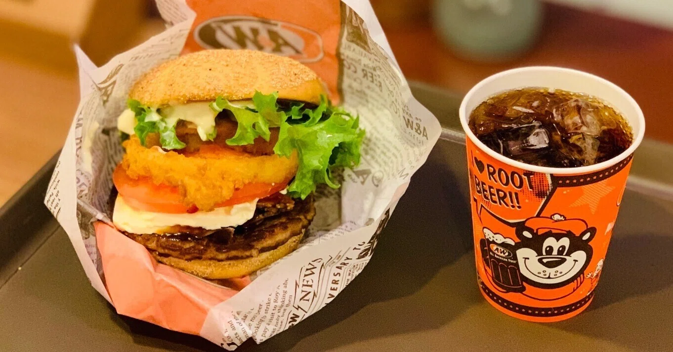グルメ】「A&W」の「The A&Wバーガー」（沖縄県那覇市）｜サザヱ