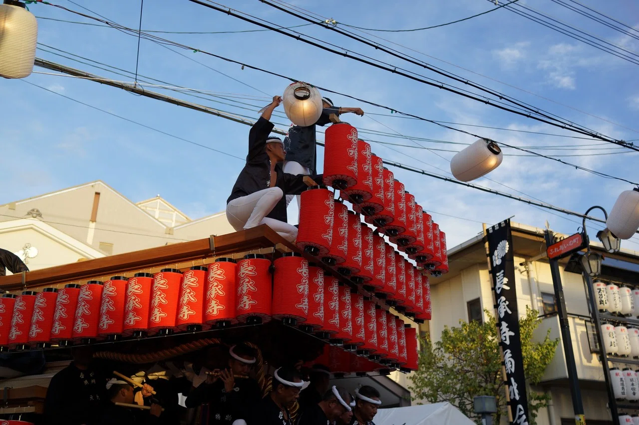 屋根の上は電線のすぐ近く 鳳だんじり祭16 Emilio Note