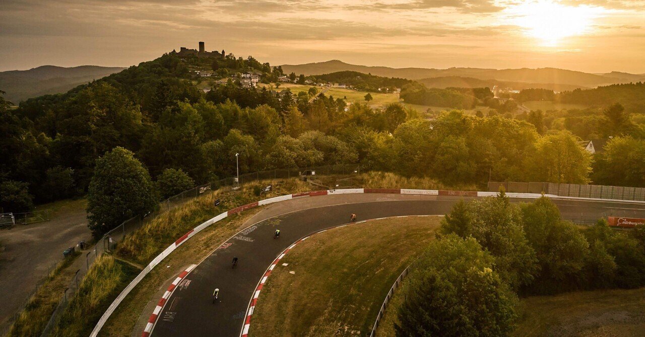 車の聖地」ニュルブルクリンクを自転車で爆走『Rad am Ring 24