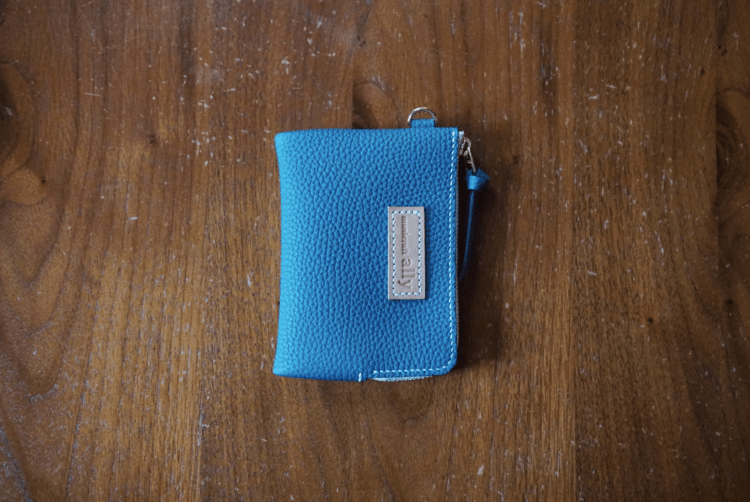 この夏ご好評をいただいている、ジーンブルーという色のコンパクト財布です。今日もひとつ旅立っていきます。