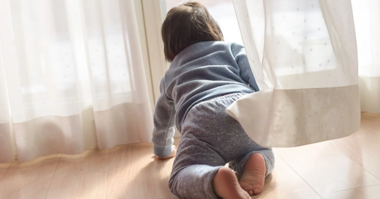 ハイハイで赤ちゃんが後ろに移動してしまう理由について｜てつ 