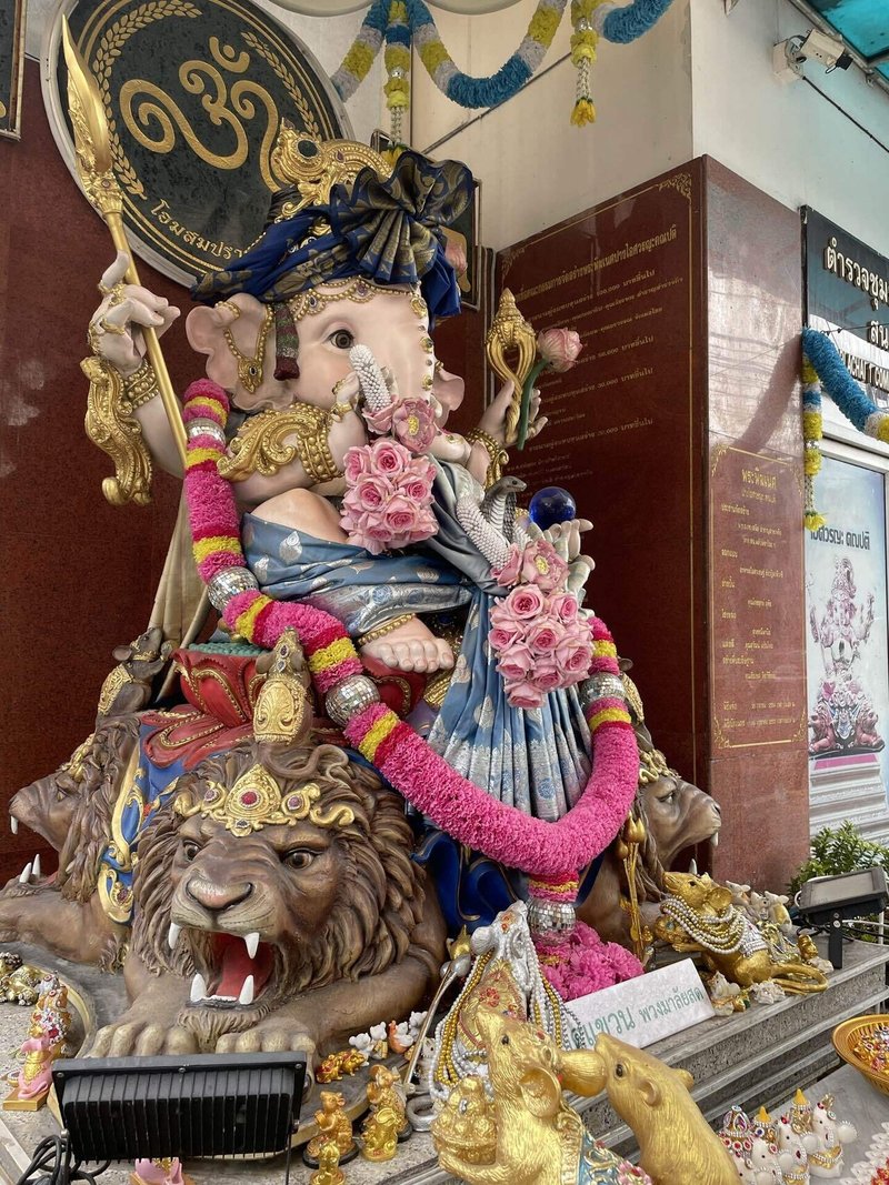 タイ・バンコクのチャイナタウンのプラプラチャイ警察署の屋上にあるイーコーホン廟の隣には赤ちゃんのガネーシャがいる祠もあります。パステルピンクに色付けされた体にピンク色の蓮の花やパステルブルーのお洋服を着ていてとても愛らしい姿ですが、4匹のライオンに乗っている姿は勇ましくもあります。