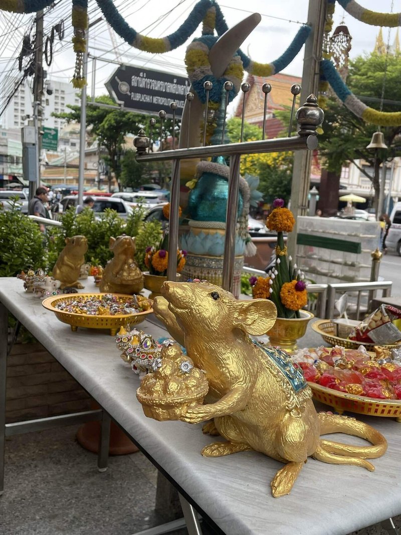 タイ・バンコクのチャイナタウンのプラプラチャイ警察署の屋上にあるイーコーホン廟の隣には赤ちゃんのガネーシャがいる祠もあり、ガネーシャの乗り物と言われているネズミの像も一緒に飾られています。にっこりと微笑み、つぶらな瞳がとてもかわいらしいネズミの像です。