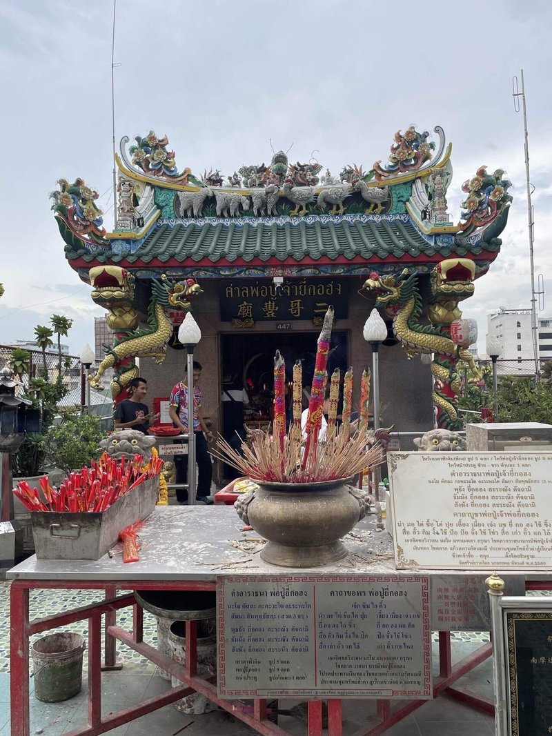 タイ・バンコクのチャイナタウンのプラプラチャイ警察署の屋上にあるイーコーホン廟は竜や象などの飾りや日本と同じような瓦を使用した中華風の立派な祠が立っています。