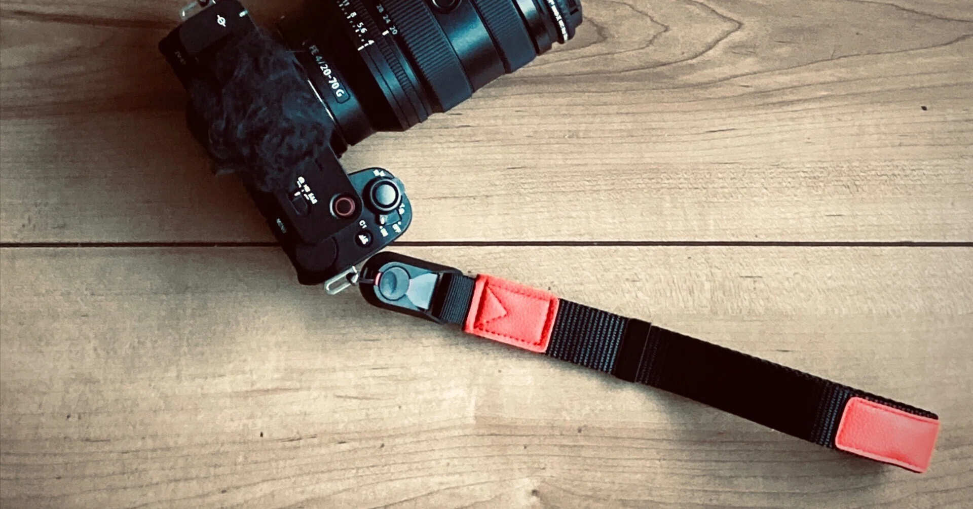 ZV-E1には片手ストラップを｜Oography