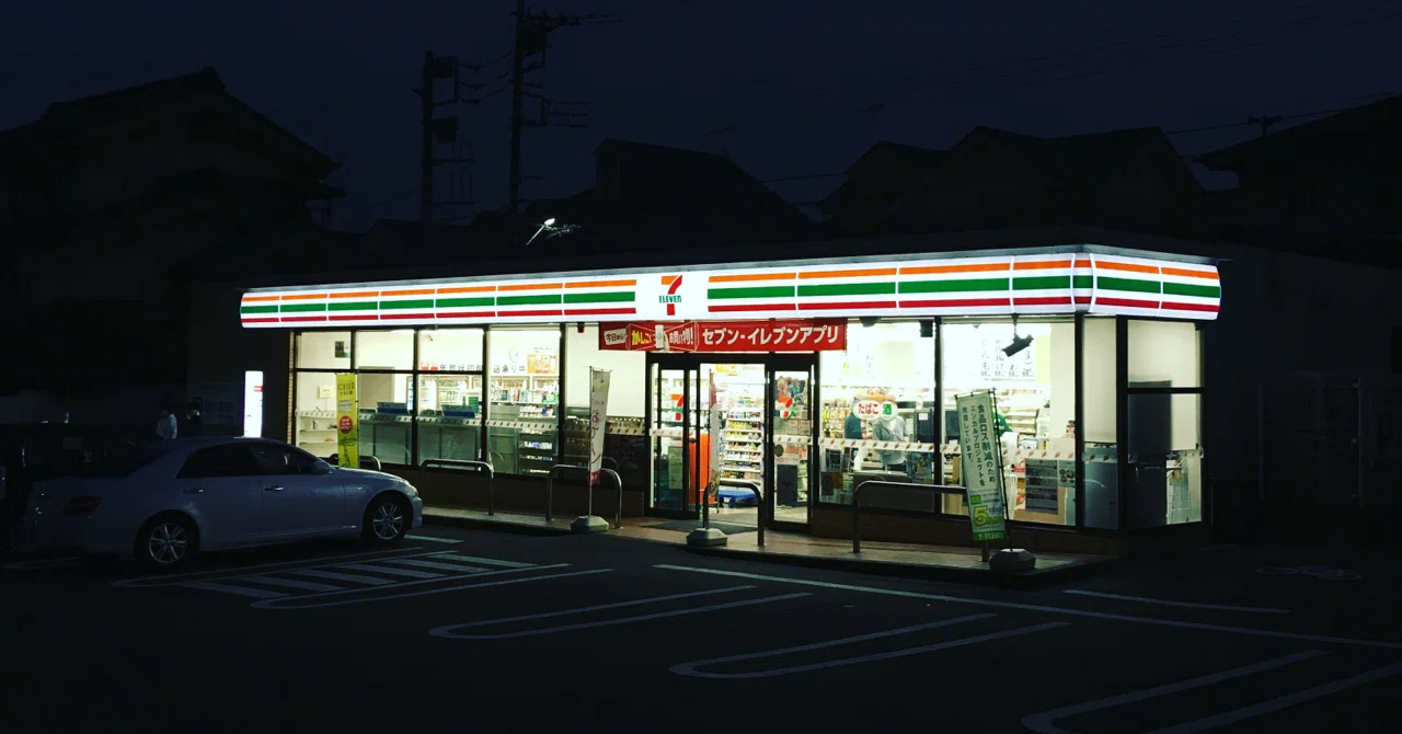 夜 の コンビニ