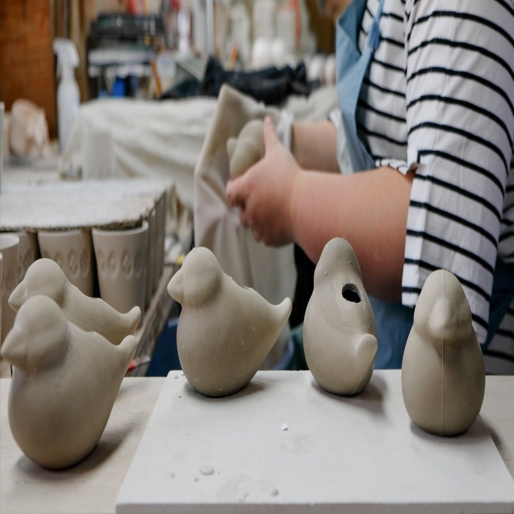 陶器の鳥と人の手（TETANPO工房見学レポ）｜うえだ