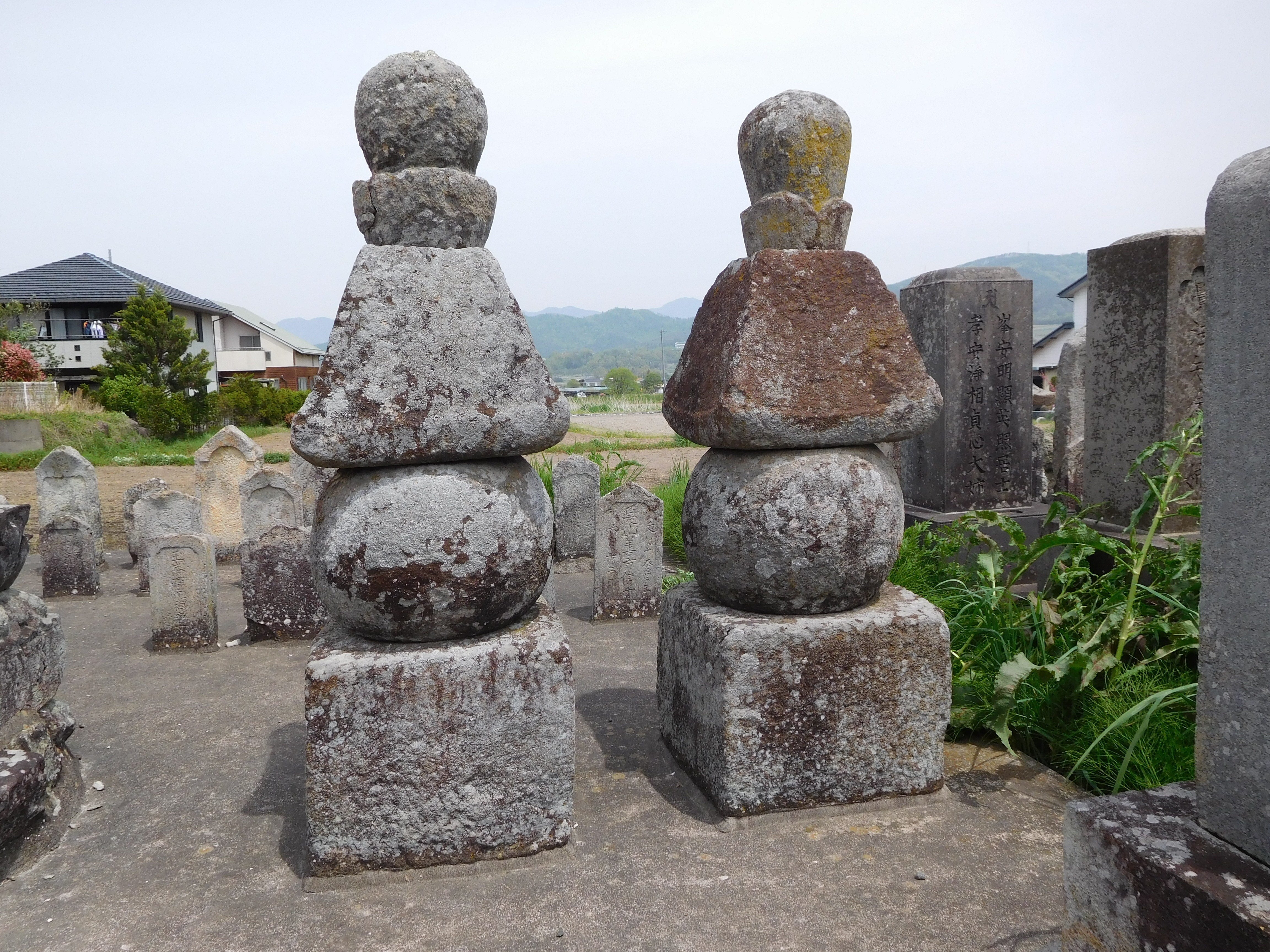 中部地方の石造物⑧：富士山五輪塔（巴・山吹の墓）｜綾