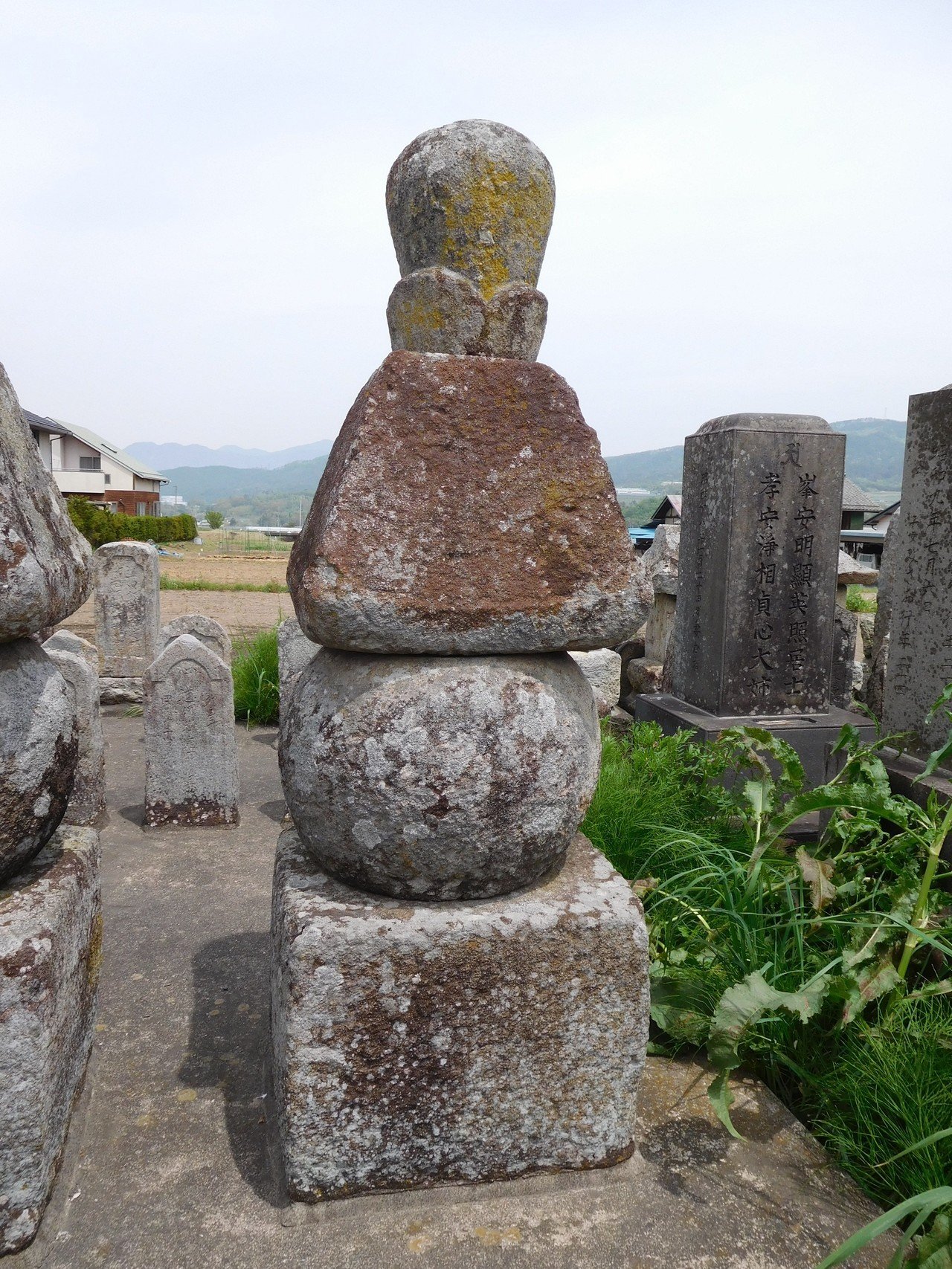 中部地方の石造物⑧：富士山五輪塔（巴・山吹の墓）｜綾