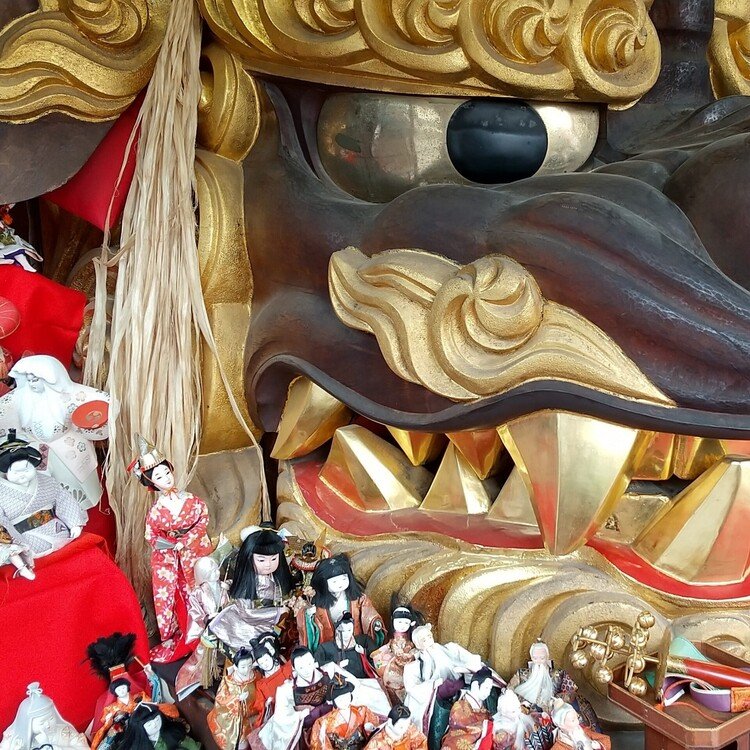https://j-matsuri.com/nagorinohinashinji/
獅子と雛人形の異色コラボ。大切なお雛様に最後のお別れをする築地の春をお迎えする神事。
#名残りの雛神事
#東京都
#中央区
#3月
#まつりとりっぷ #日本の祭 #japanese_festival #祭 #祭り #まつり #祭礼 #festival #旅 #travel #Journey #trip #japan #ニッポン #日本 #祭り好き #お祭り男 #祭り好きな人と繋がりたい #日本文化 #伝統文化