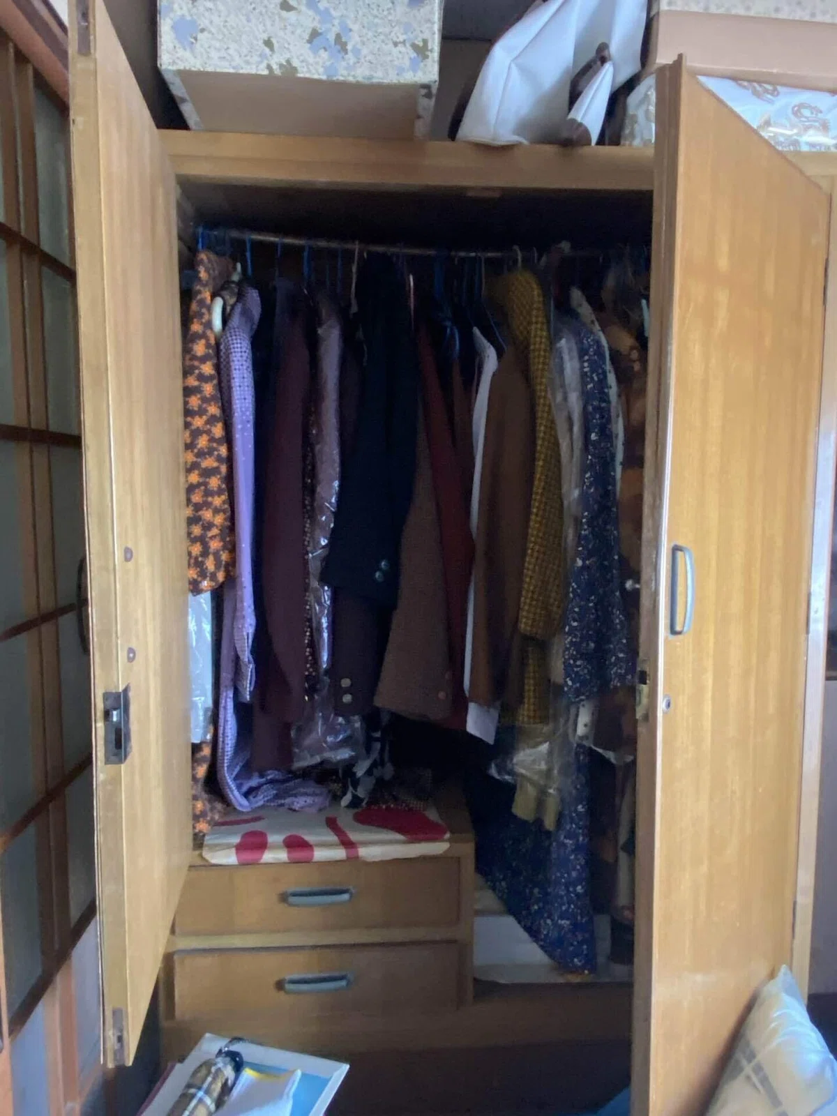 Cleaning Out My Grandmother's House [Clothing Edition - 2]｜切り絵作家 ひら子